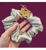 Saténová scrunchie gumička - stříbrná